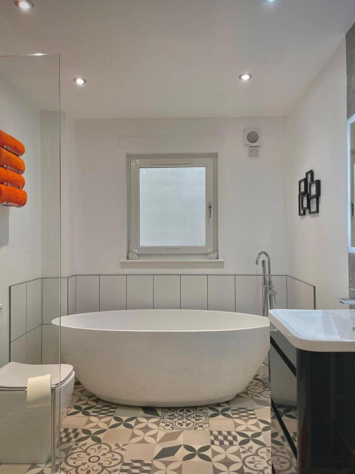 Bright 2-Bedroom Apartment With Parking In Montrose Eksteriør billede