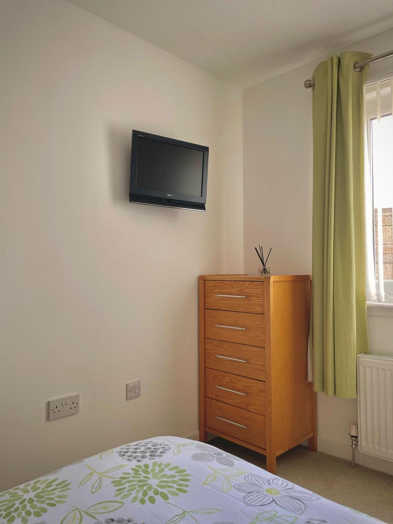Bright 2-Bedroom Apartment With Parking In Montrose Eksteriør billede