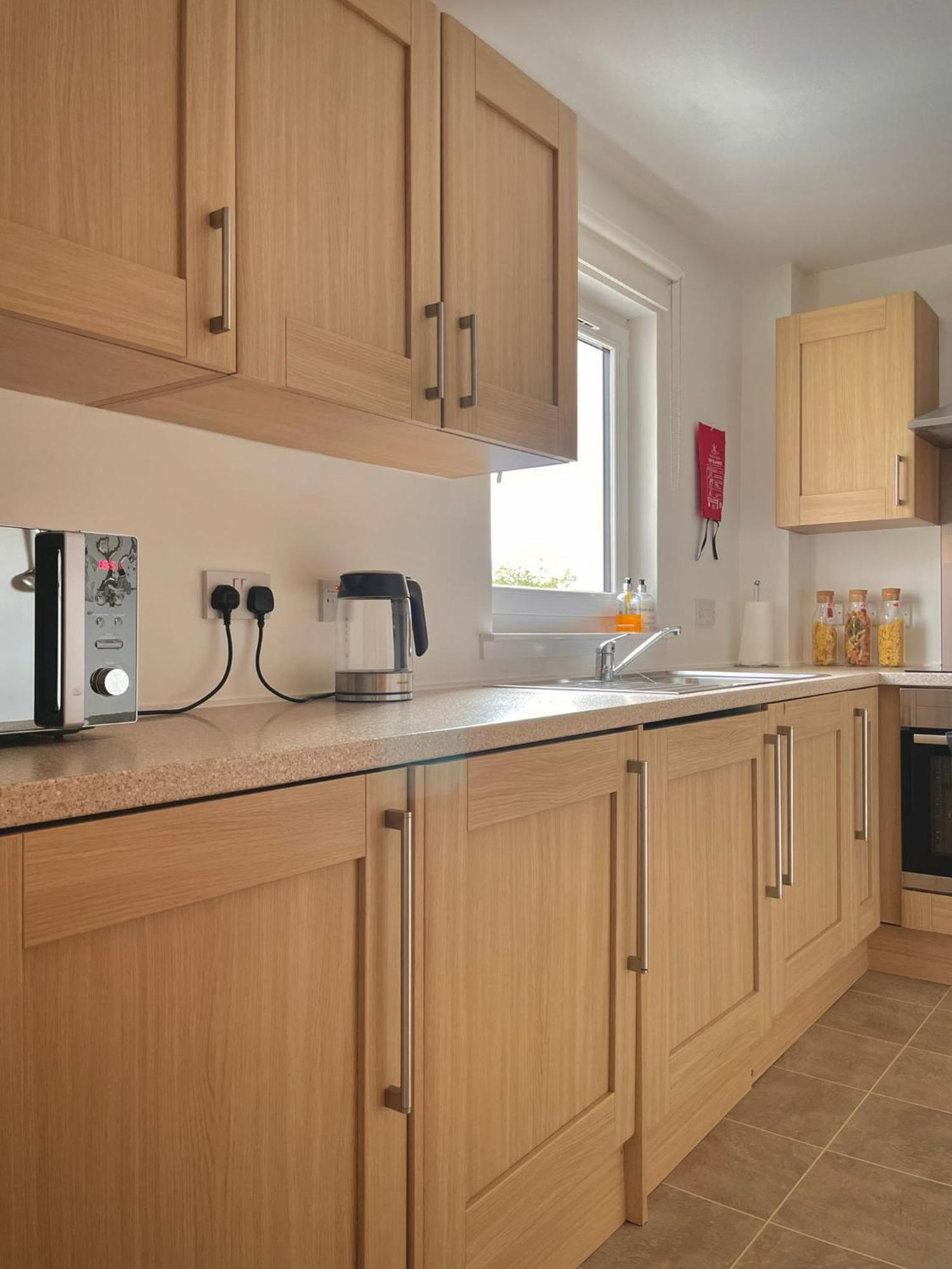 Bright 2-Bedroom Apartment With Parking In Montrose Eksteriør billede