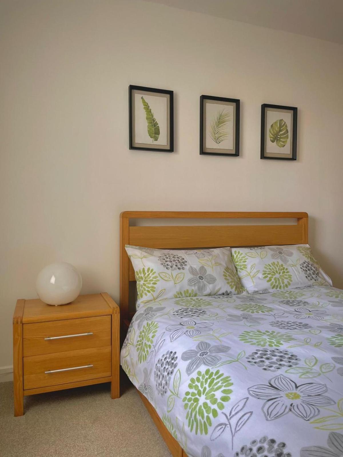 Bright 2-Bedroom Apartment With Parking In Montrose Eksteriør billede