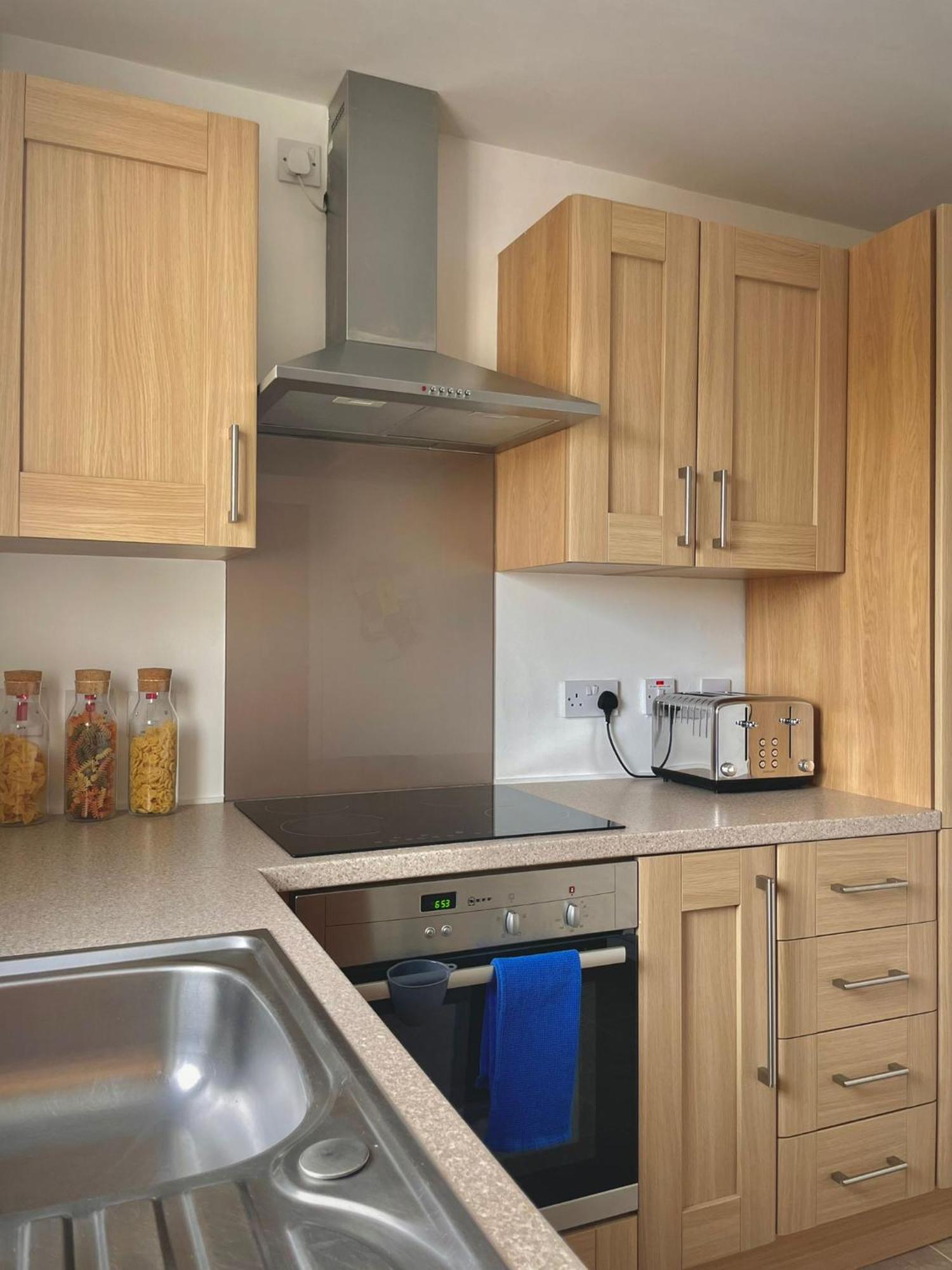 Bright 2-Bedroom Apartment With Parking In Montrose Eksteriør billede