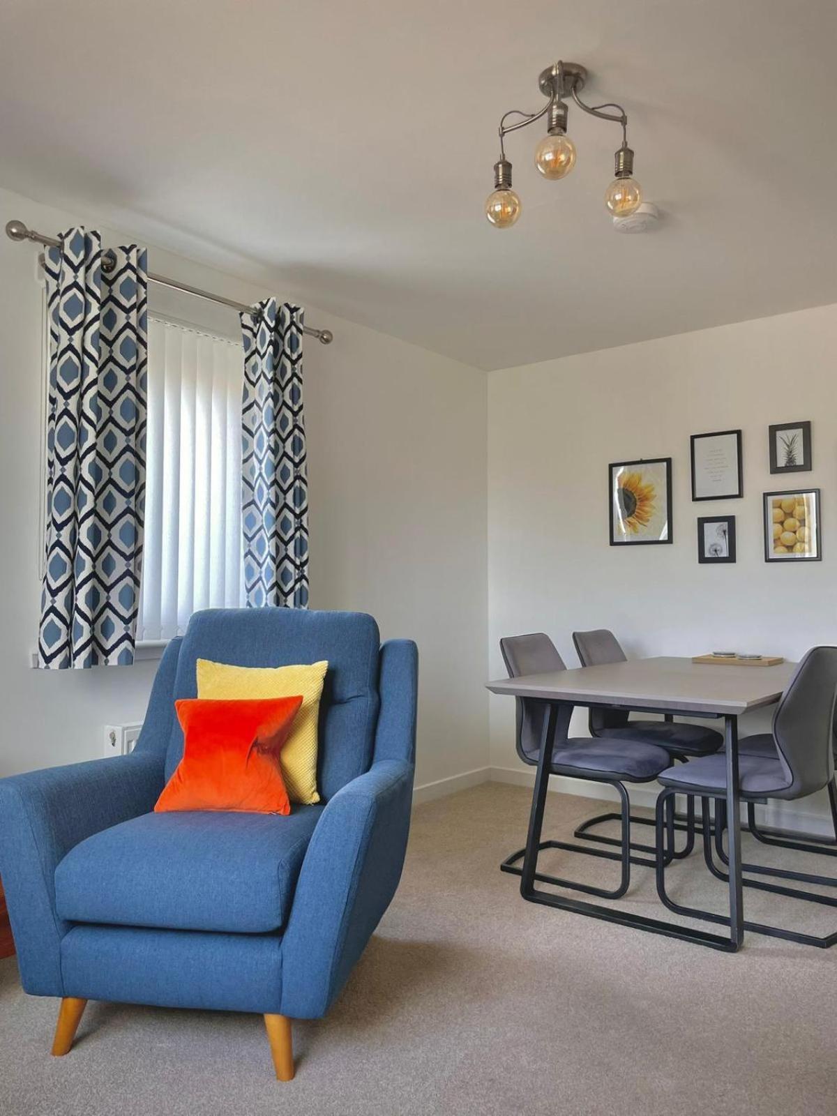 Bright 2-Bedroom Apartment With Parking In Montrose Eksteriør billede