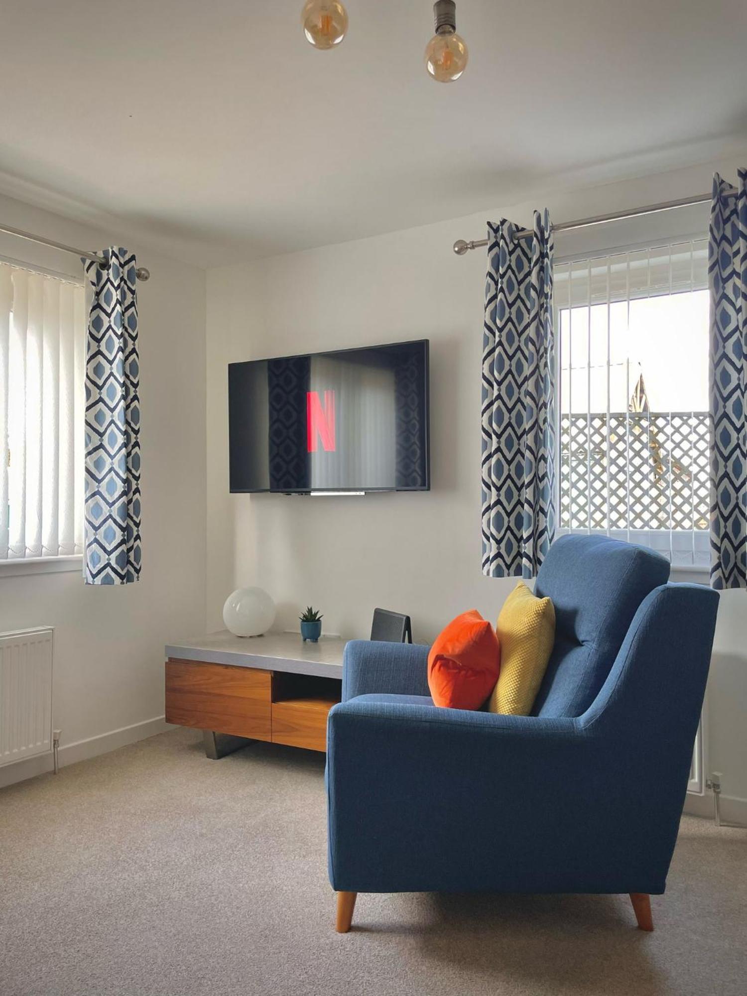 Bright 2-Bedroom Apartment With Parking In Montrose Eksteriør billede