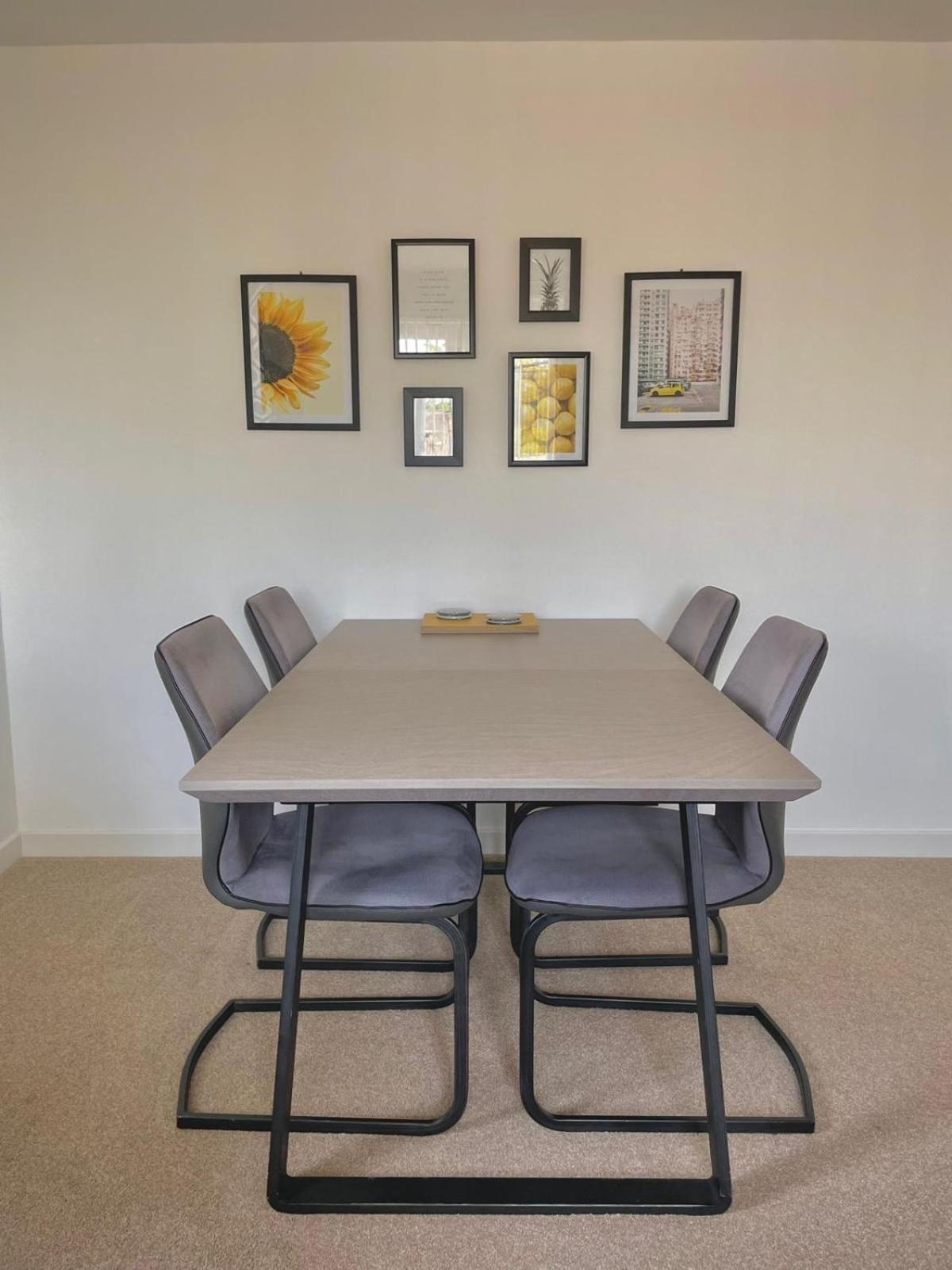 Bright 2-Bedroom Apartment With Parking In Montrose Eksteriør billede